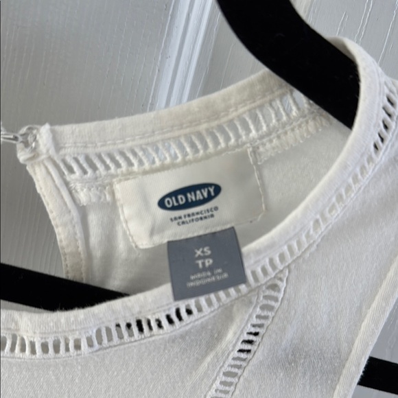 ❤️Old Navy White Pleated Relaxed Tank Top - Picture 2 of 3